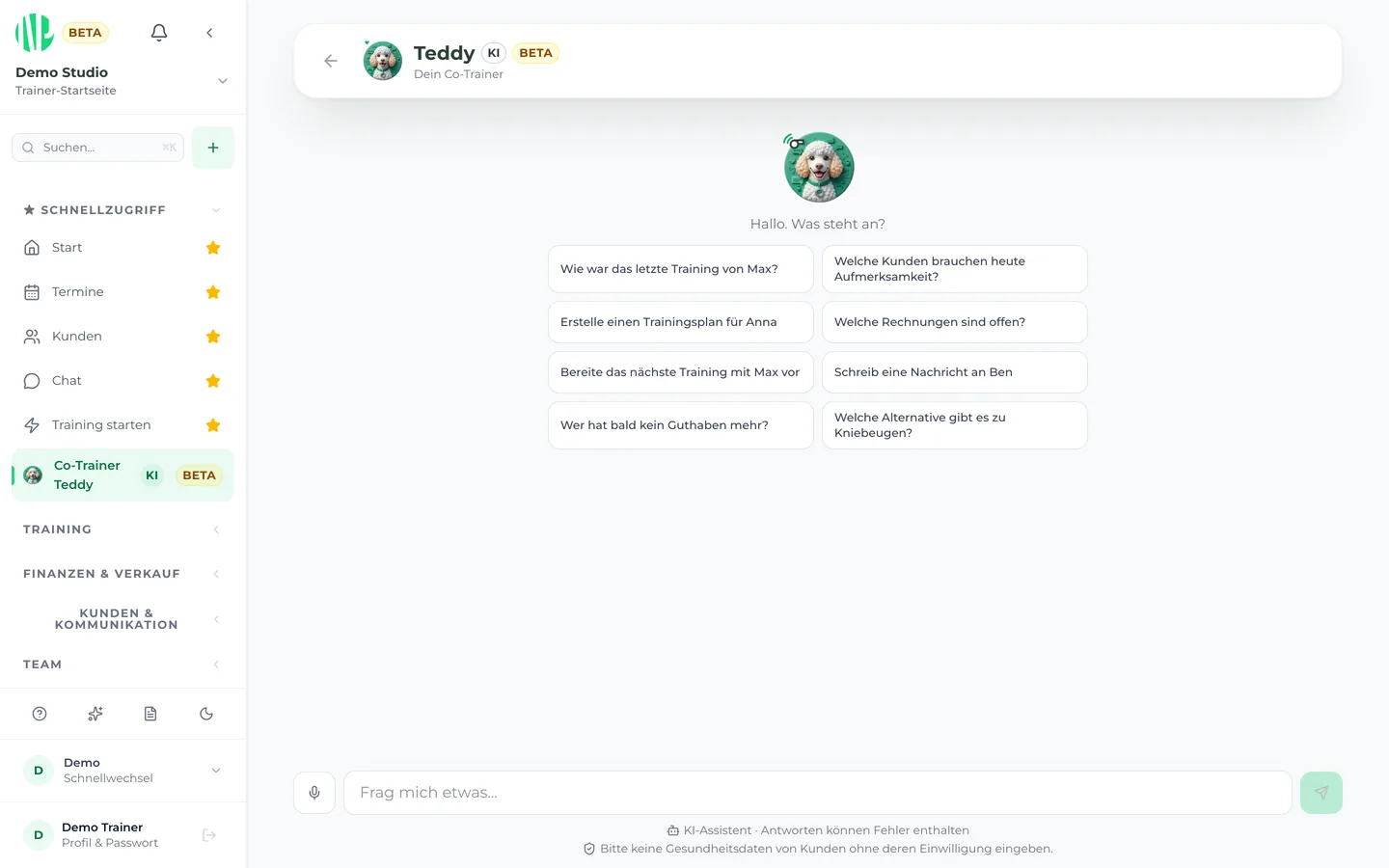 Teddy, der KI Co-Trainer, mit Vorschlägen für Fragen zu Kunden, Plänen und Rechnungen
